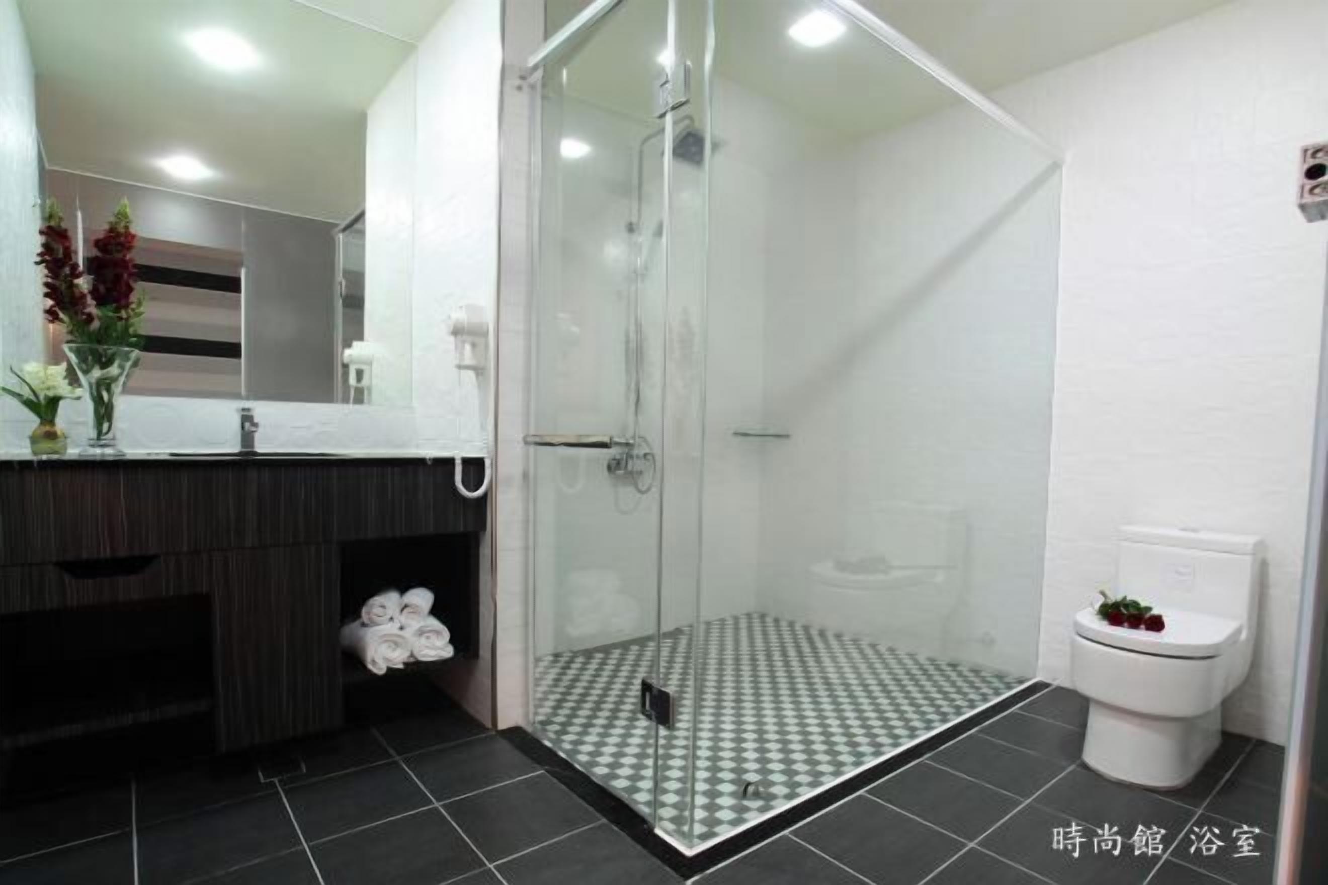 シャワー、ヘアドライヤー、スリッパ、タオル