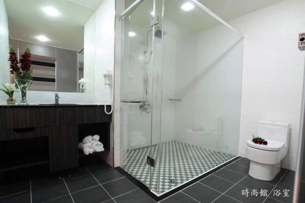 Een douche, een haardroger, pantoffels, handdoeken