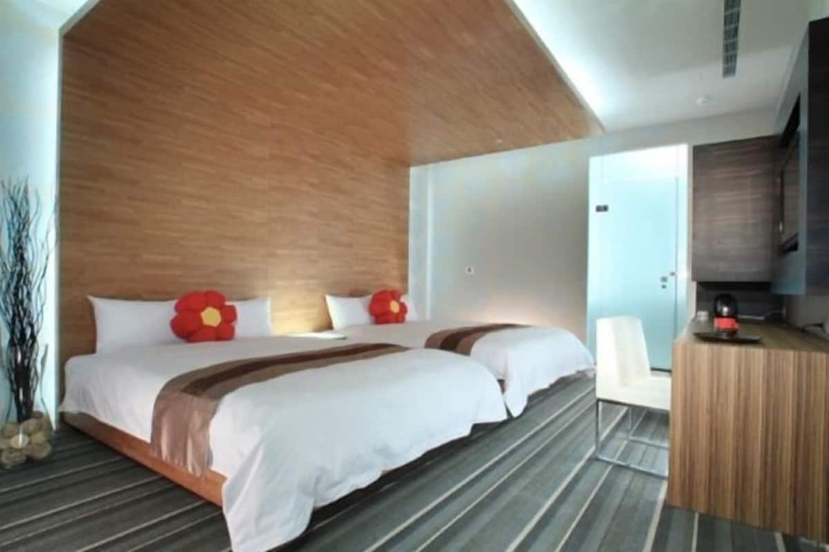 Een bureau, gratis wifi, beddengoed