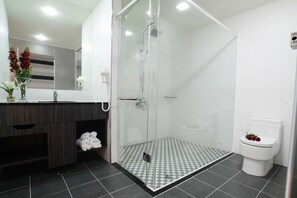 Pancuran mandi, pengering rambut, selipar, tuala disediakan 