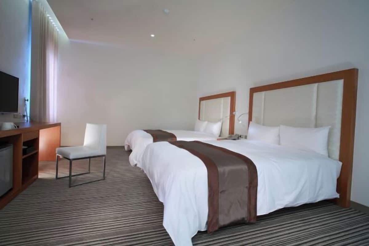 Een bureau, gratis wifi, beddengoed