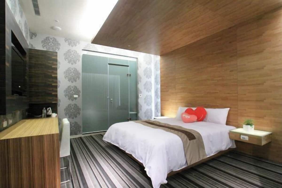 Een bureau, gratis wifi, beddengoed