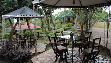 Se sirven desayunos, almuerzos, cenas y cocina filipina
