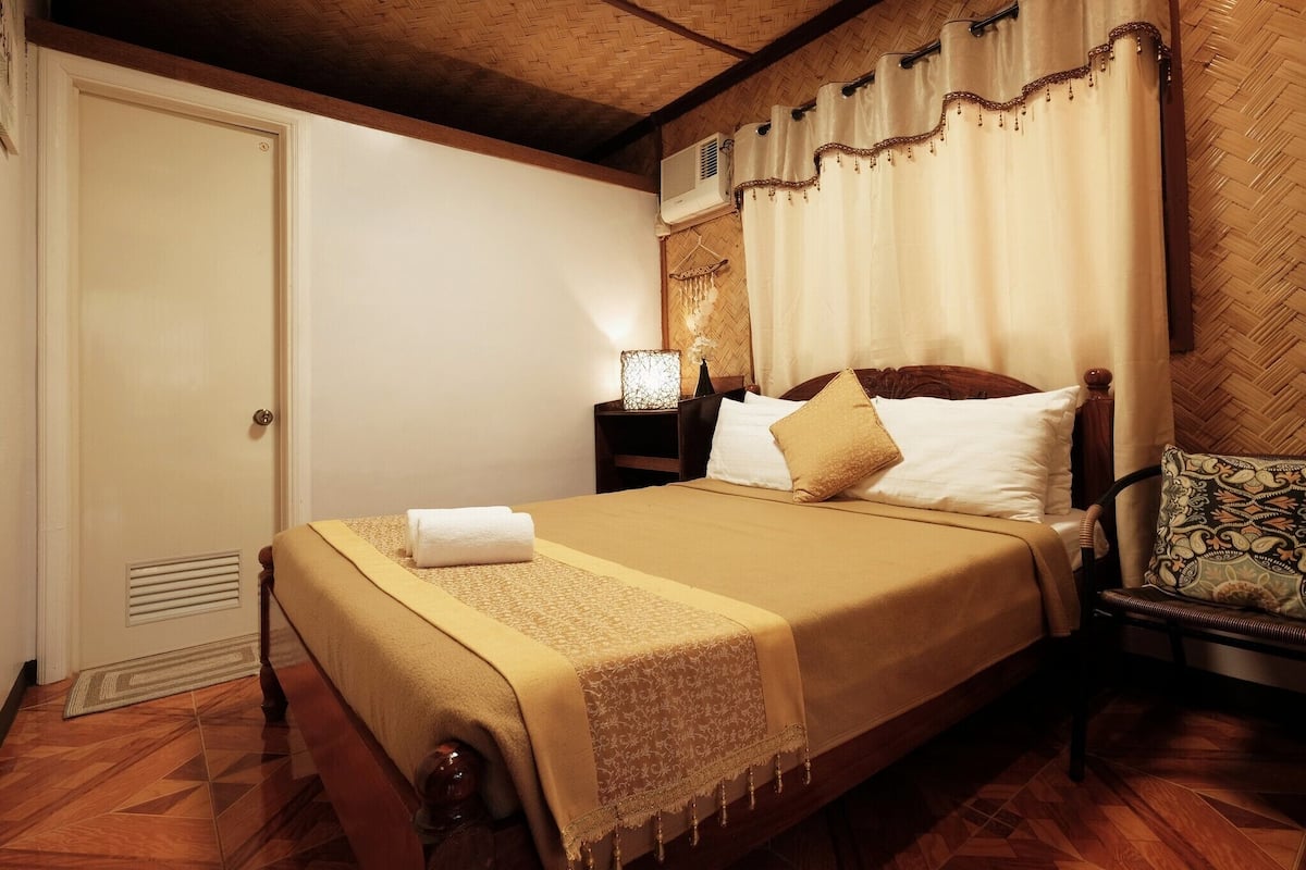 Standard Room, 1 Queen Bed | Desk, bed sheets