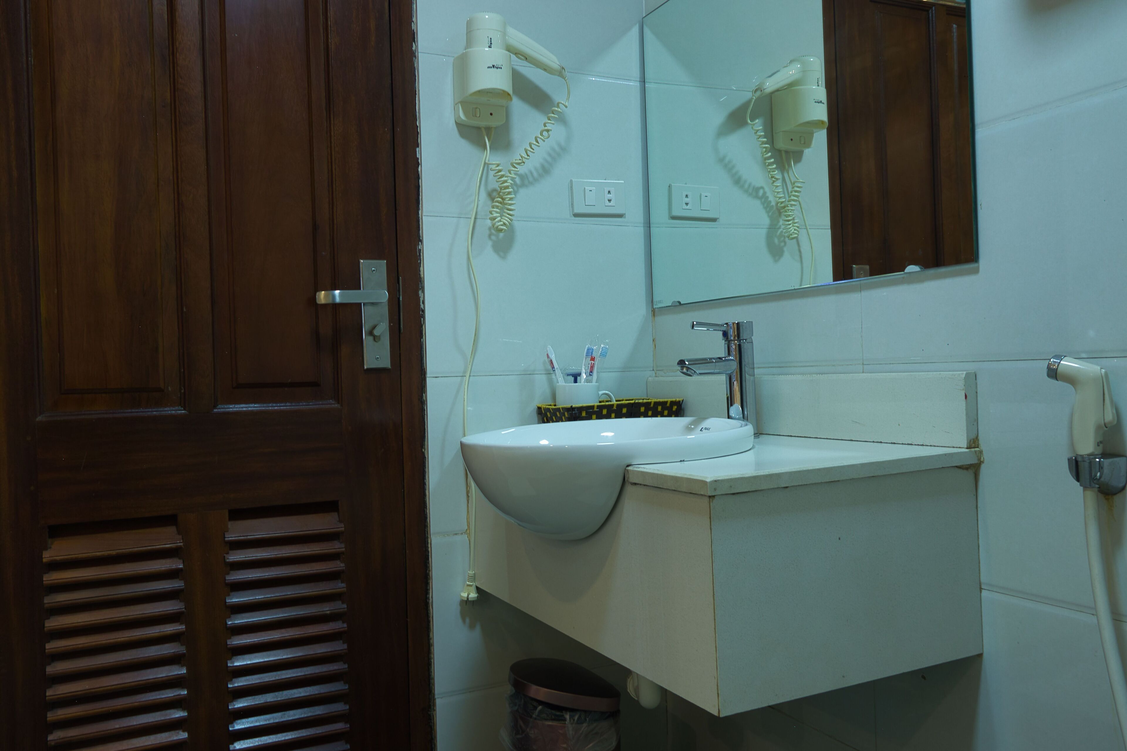 triple room with city view | bathroom | shower, rainfall showerhead, free toiletries, hair dryer