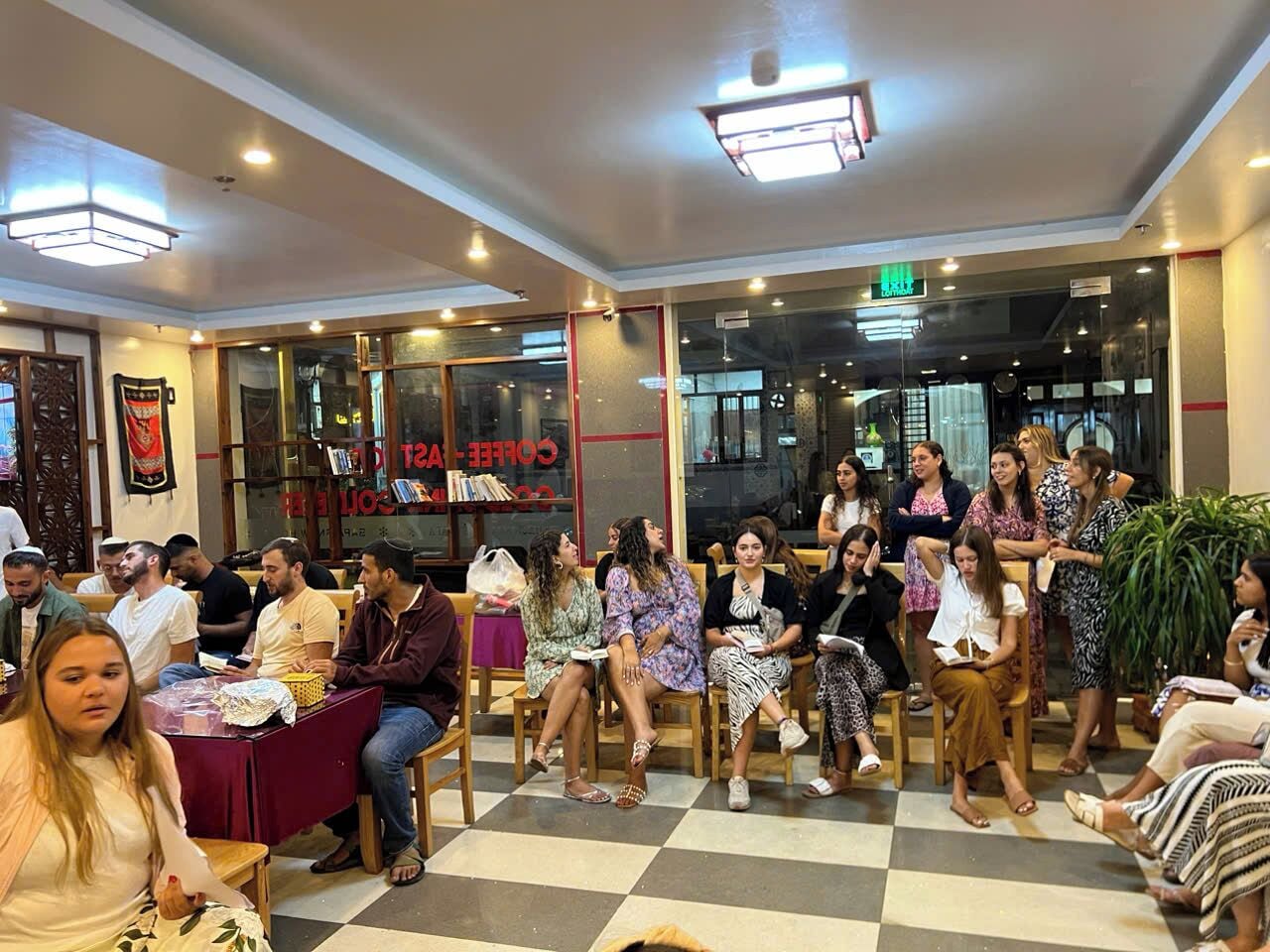 Televisión de pantalla plana de 35 pulgadas con canales por cable