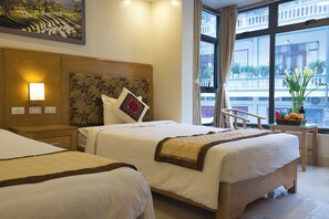 Bộ đồ giường cao cấp, minibar, két bảo mật tại phòng, bàn 