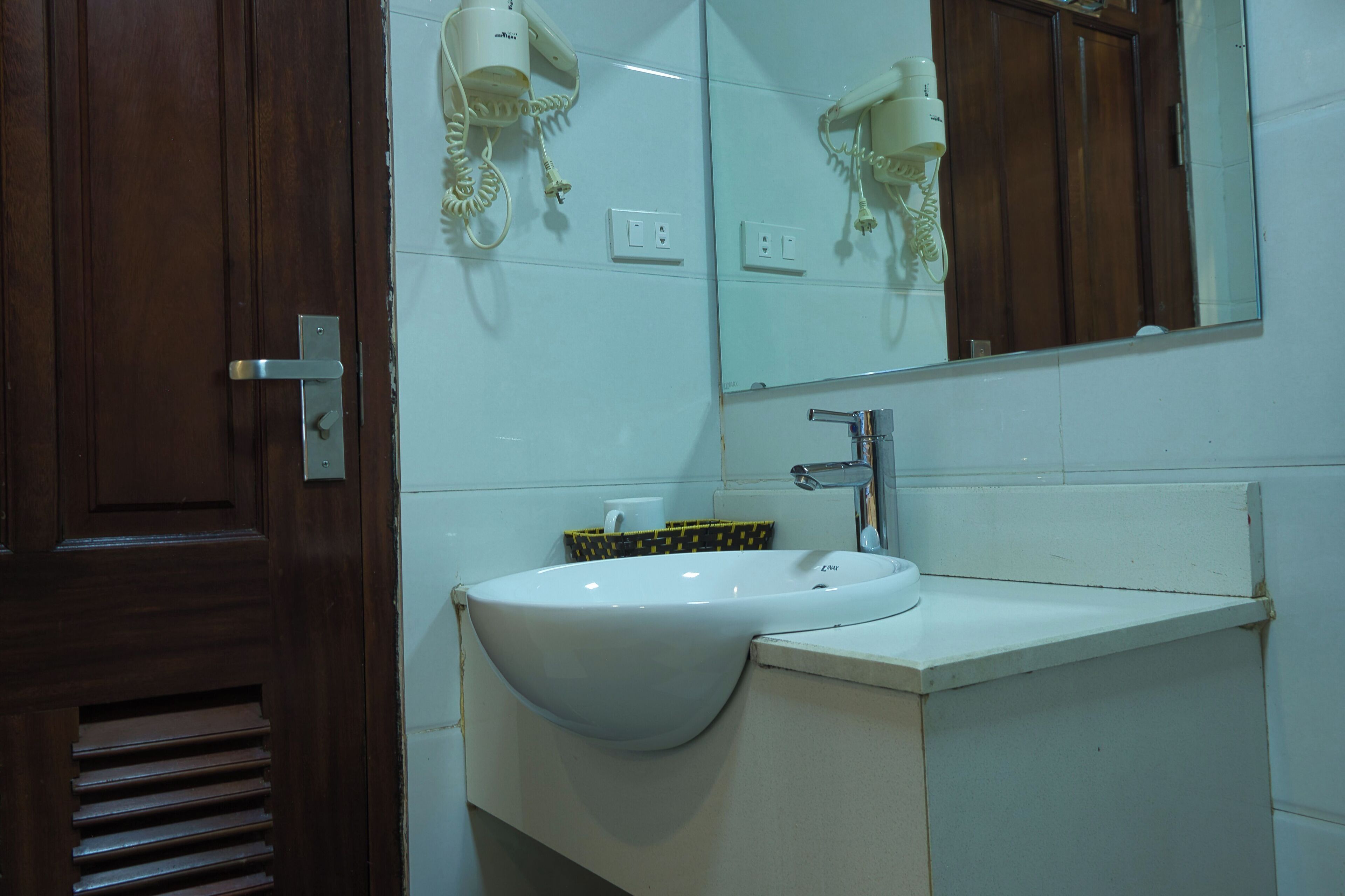 shower, rainfall showerhead, free toiletries, hair dryer