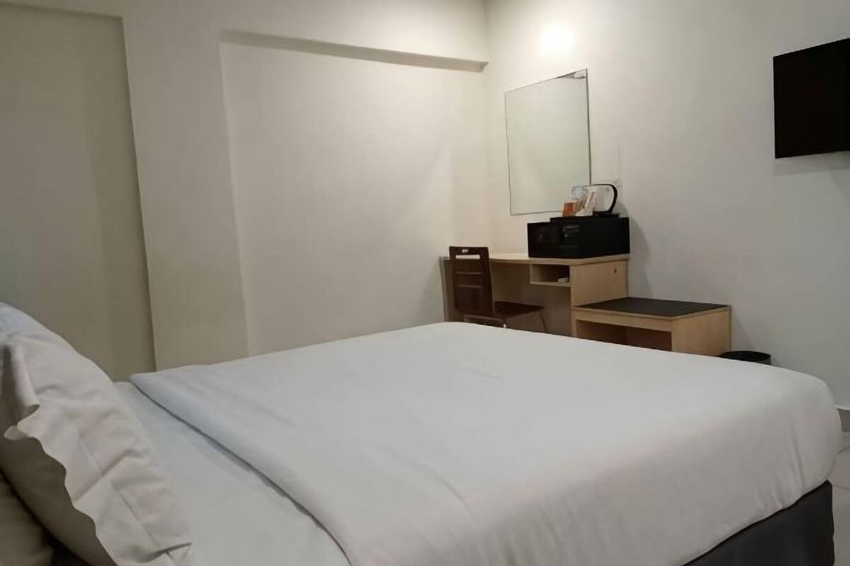 In-room safe, desk, WiFi (free), bed sheets