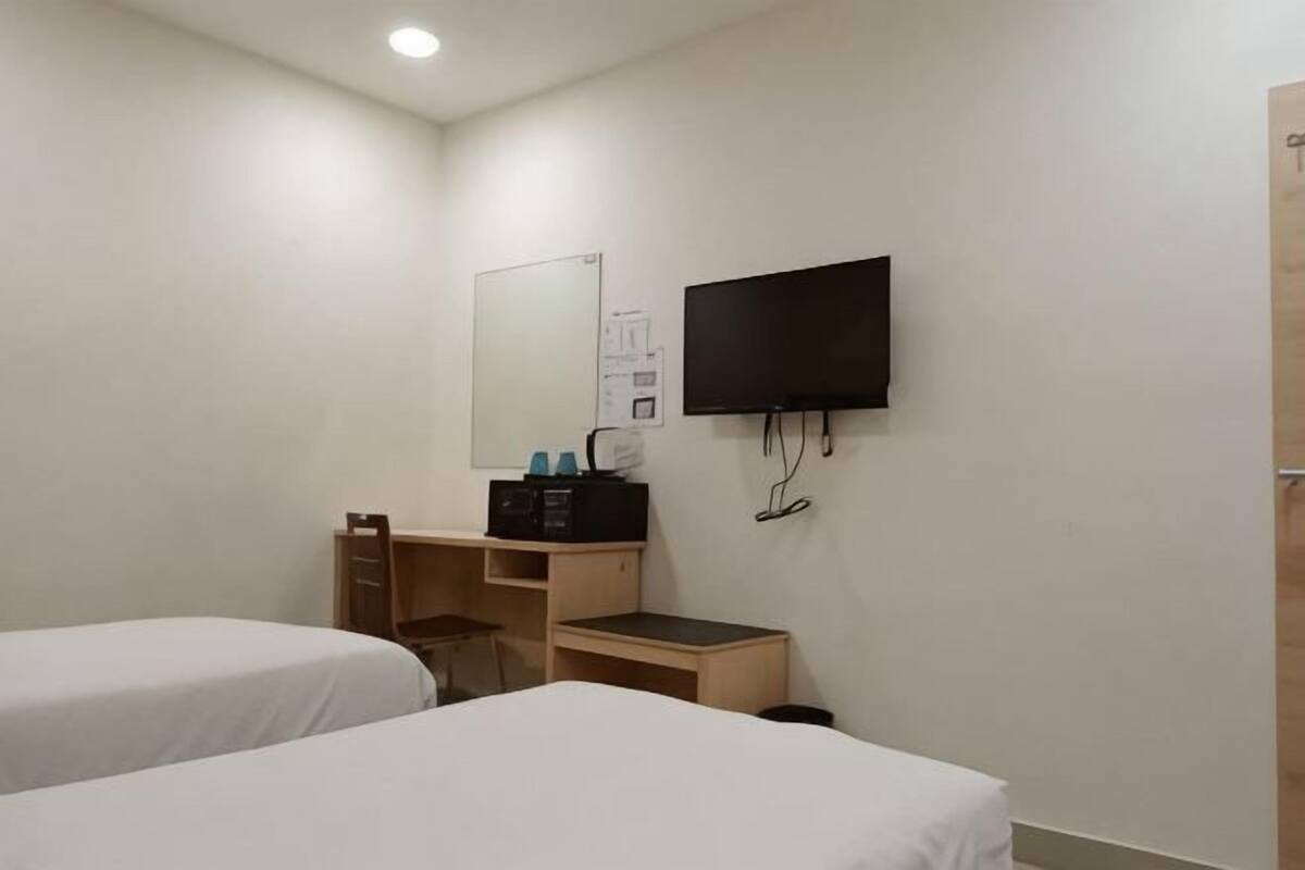 In-room safe, desk, WiFi (free), bed sheets