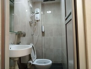 Shower, free toiletries, bidet, towels - Avenue Bangi Hotel (Kajang)