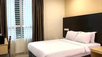 Brankas, meja kerja, Wi-Fi gratis, dan seprai linen