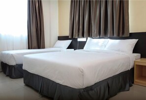 Family Room | In-room safe, desk, free WiFi, bed sheets - Avenue Bangi Hotel (Kajang)