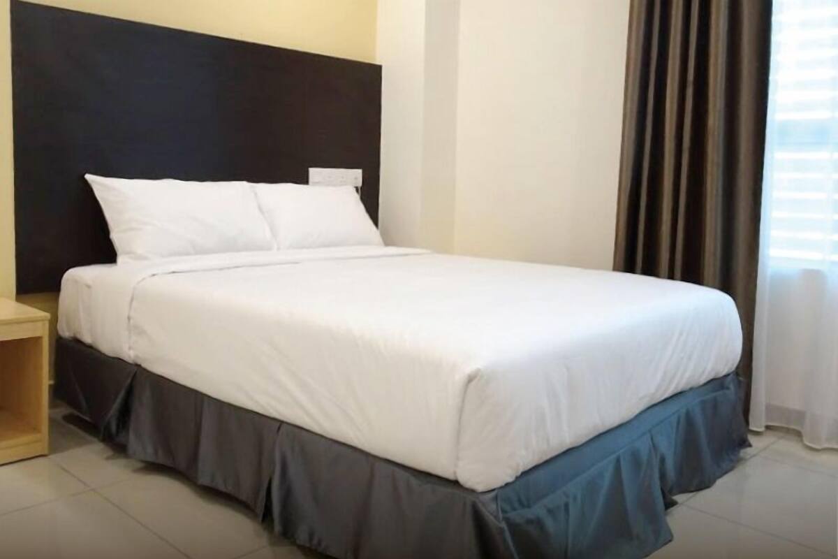 In-room safe, desk, WiFi (free), bed sheets