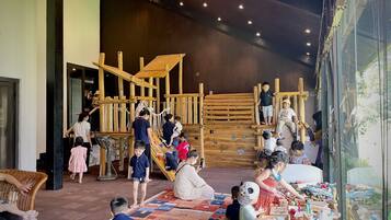 Tempat bermain anak – indoor