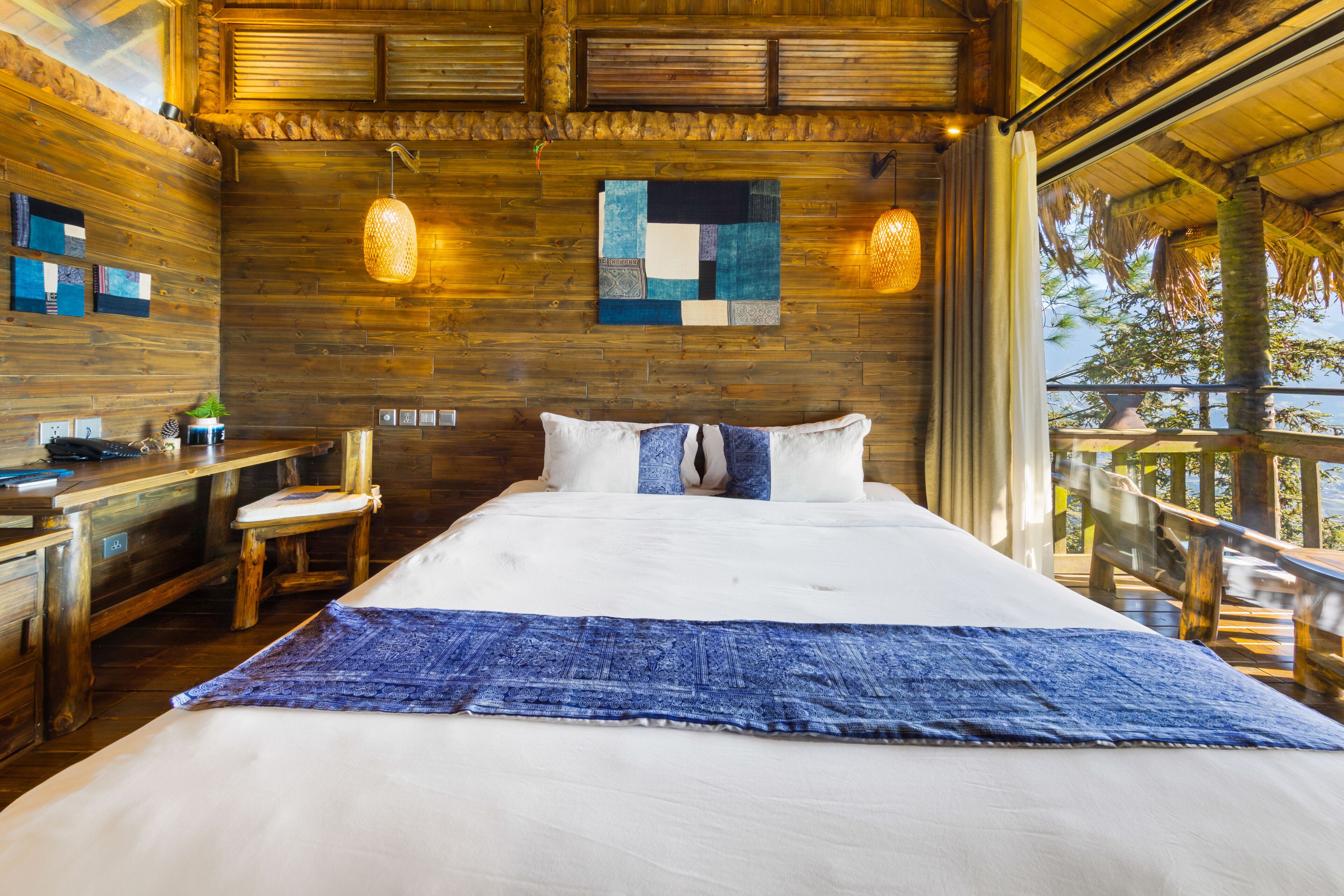Una habitación de madera con una cama, un escritorio y una silla.