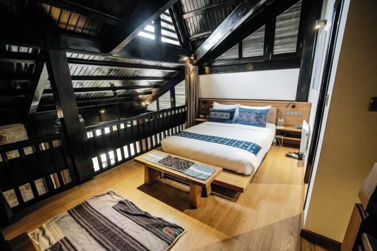 Minibar, coffres-forts dans les chambres, bureau, rideaux occultants