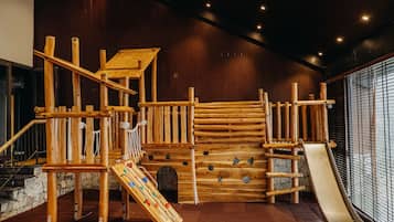 Área de juegos infantiles techada