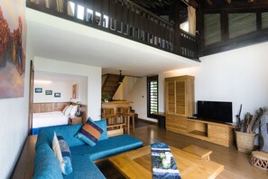 En 59-tommers TV med kabel-kanaler samt bøker