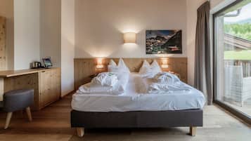 Habitación doble Deluxe, vista a la montaña | Ropa de cama hipoalergénica y caja de seguridad en la habitación