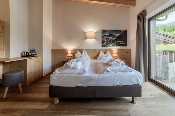 Deluxe Double Room, Mountain View | Hypo-allergenic bedding, in-room safe, soundproofing, free WiFi