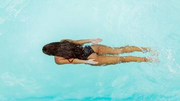 Piscine extérieure, chaises longues