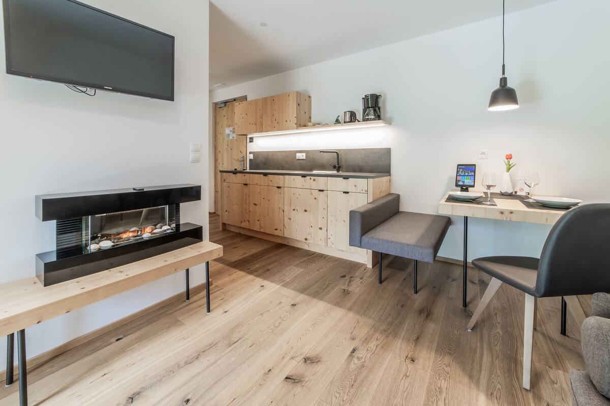 Apartment, Kitchenette | Hypo-allergenic bedding, in-room safe, soundproofing, free WiFi