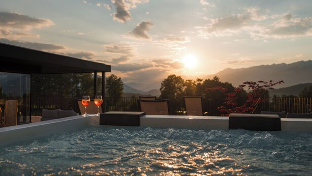 Outdoor spa tub - B&B Boutique Apartment Oberwiesen (Brunico)