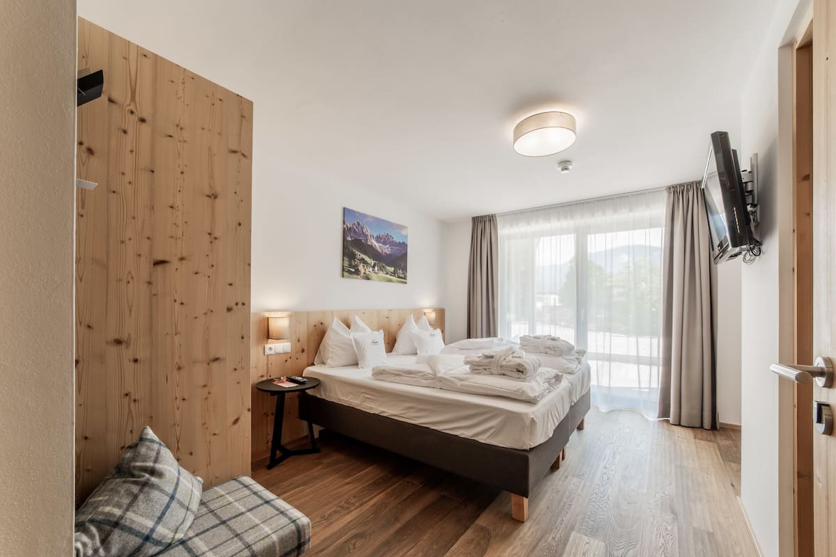 Chambre Confort double, balcon, vue sur la montagne | Literie hypoallergĂ©nique, coffre-fort, systĂšme dâinsonorisation