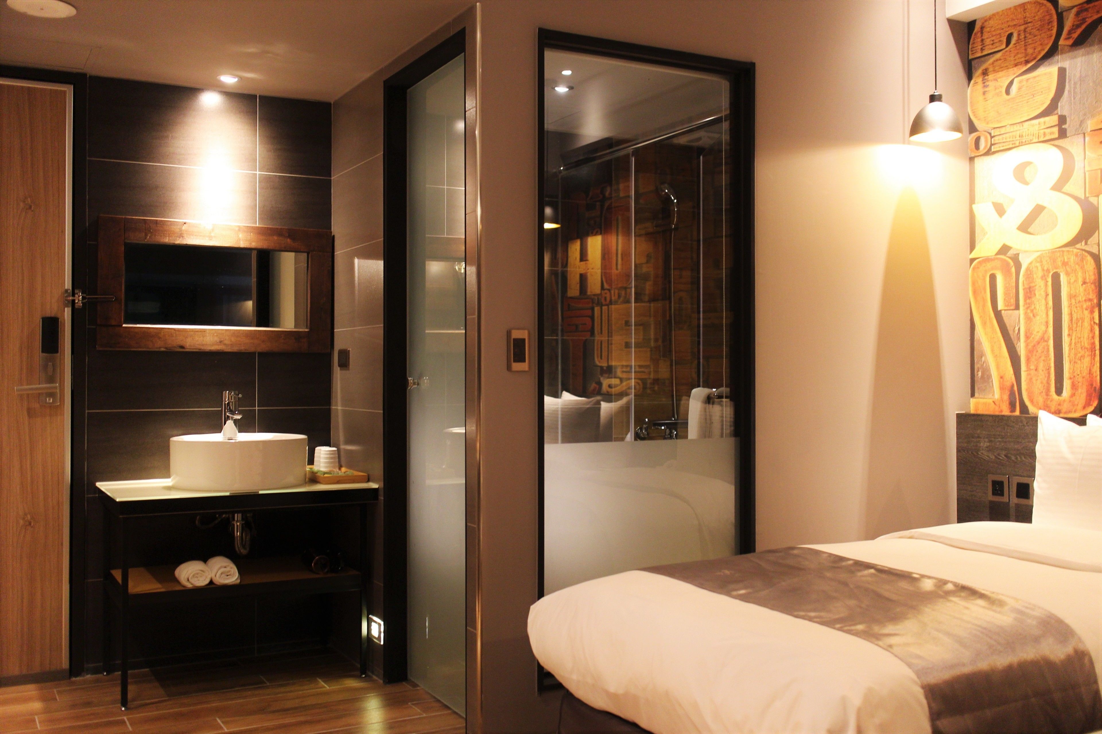 twin room | bathroom | shower, free toiletries, hair dryer, towels