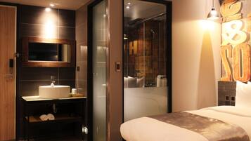 Twin Room | Bathroom | Shower, free toiletries, hair dryer, towels