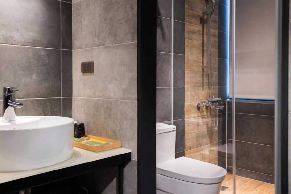 Badezimmer | Dusche, kostenlose Toilettenartikel, Haartrockner, Handtücher