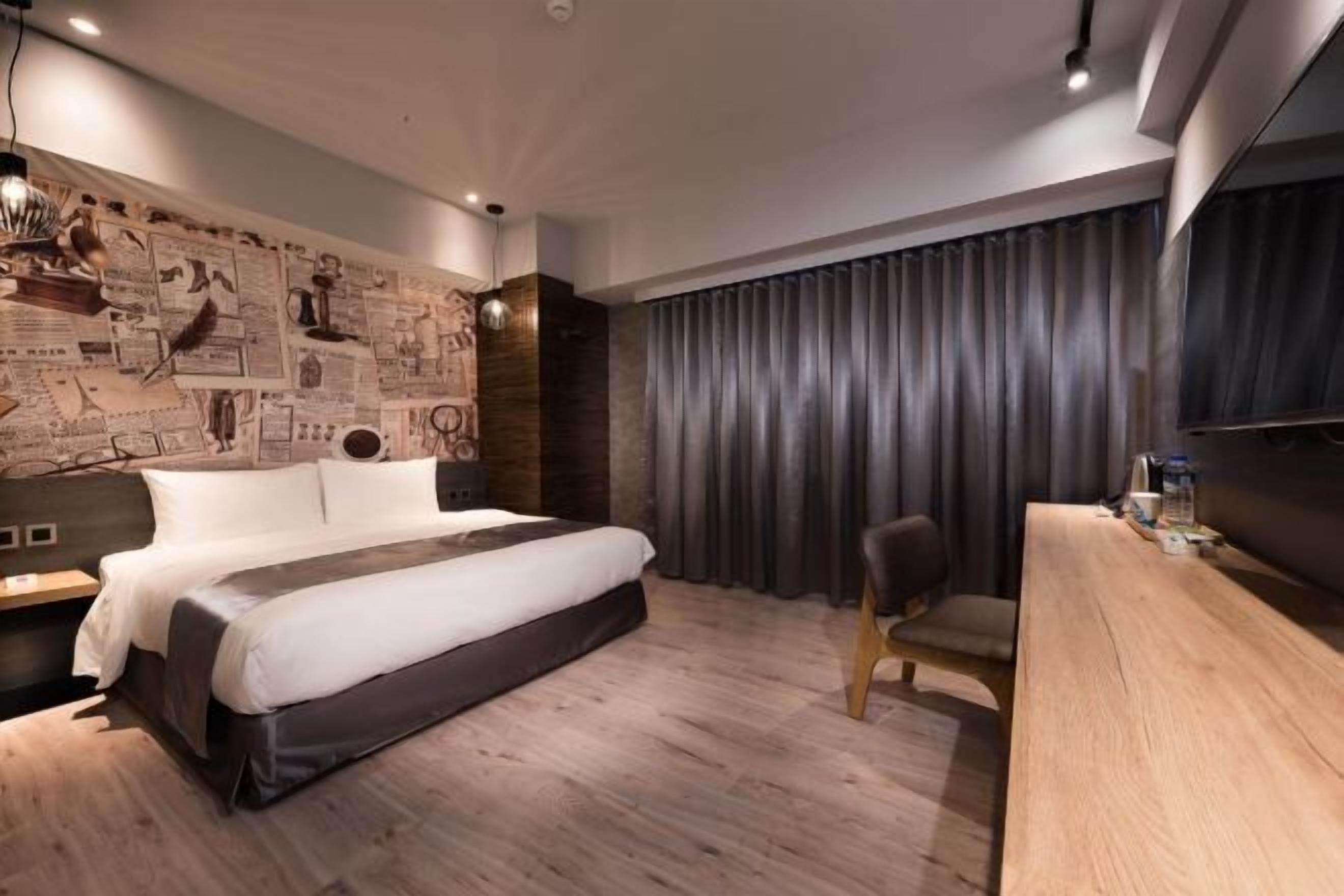 Desk, free WiFi, wheelchair access