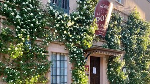 Un bâtiment sur lequel on peut lire l’inscription « Ristorante La Posse », avec une petite entrée dotée d’une porte en bois.