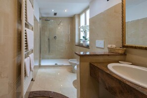 Shower, free toiletries, hair dryer, bidet - Locanda La Posta (Cavour)
