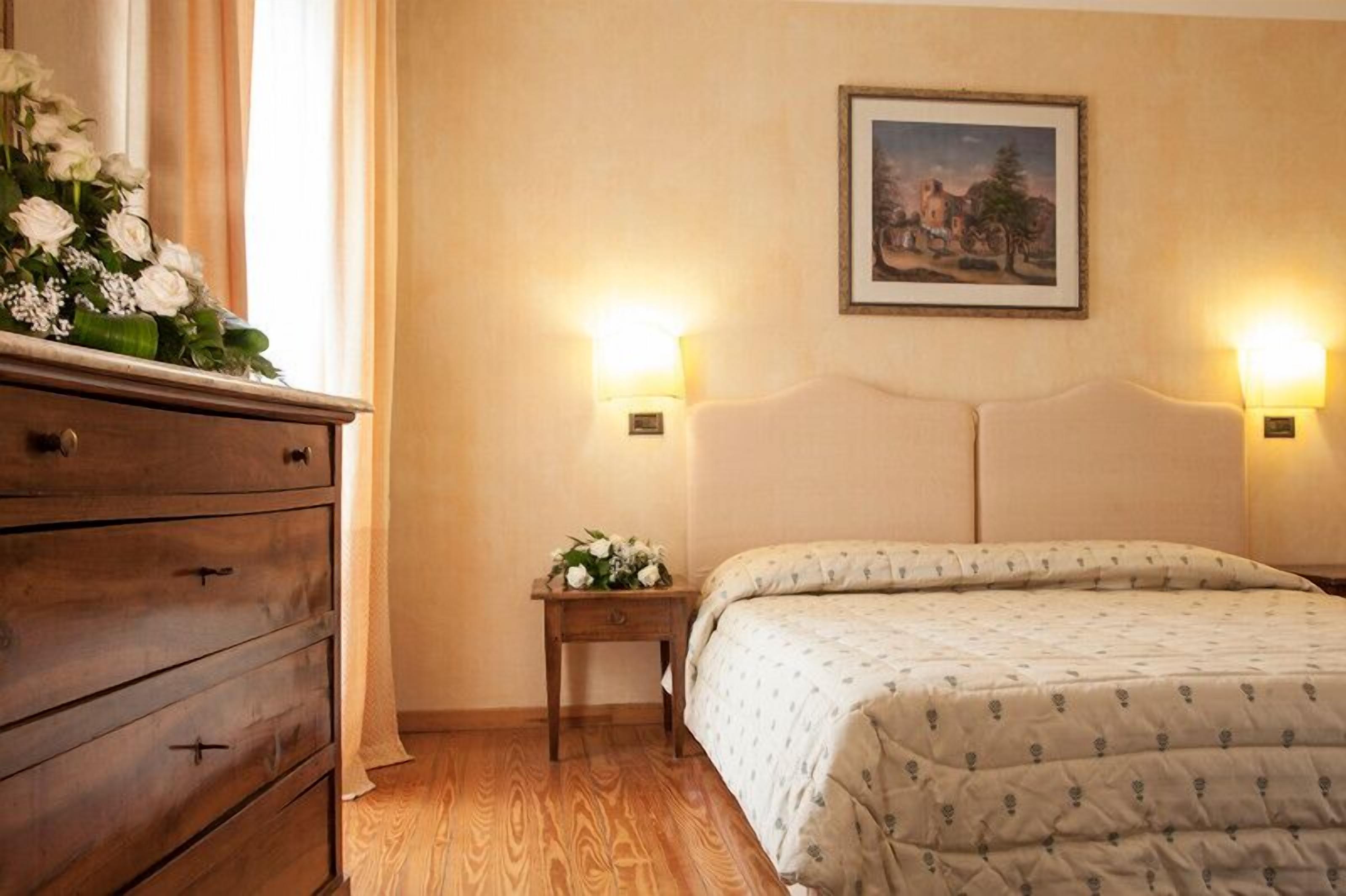 deluxe double room | minibar, in-room safe, desk, blackout curtains