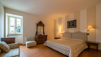 Minibar, caja de seguridad en la habitación y escritorio