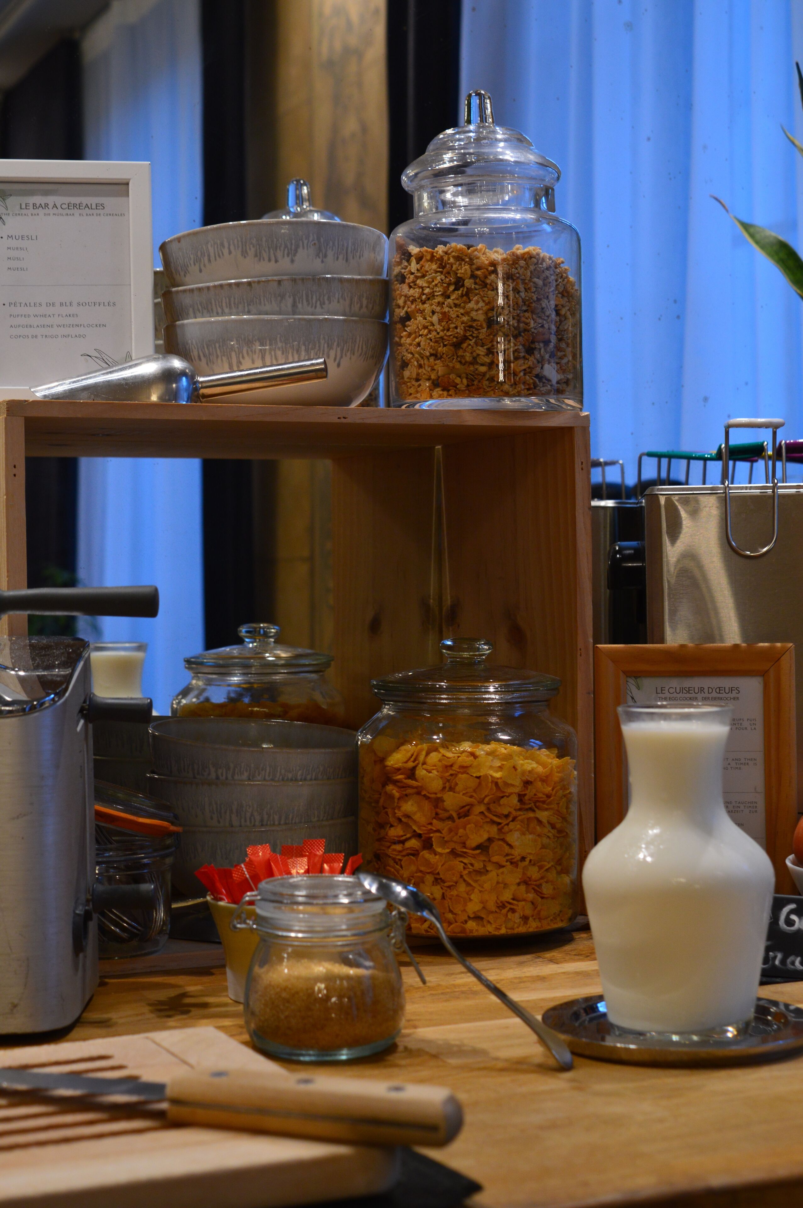 Un buffet pour le petit-déjeuner avec divers aliments et récipients.