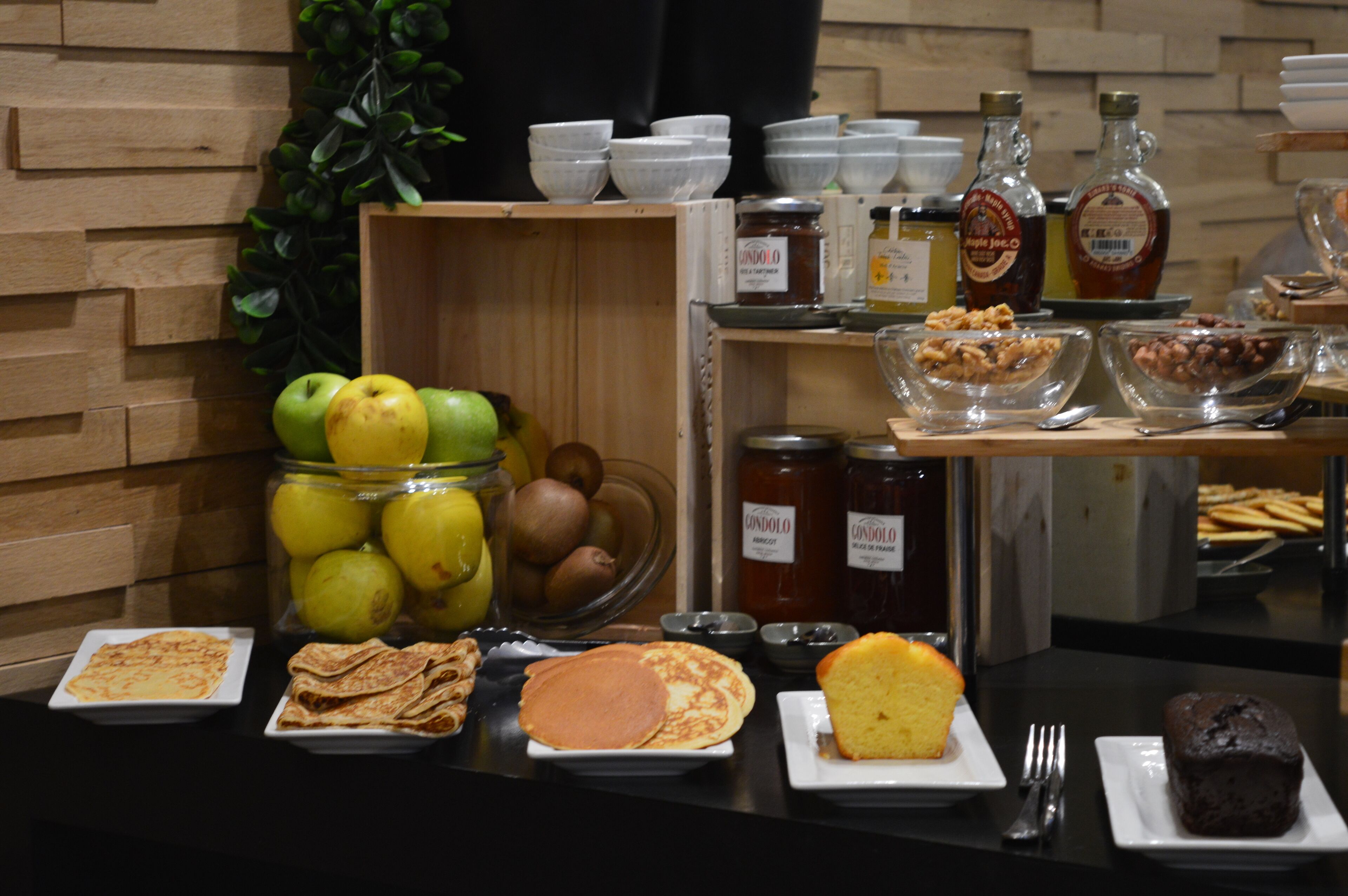 朝食 (ビュッフェ)、毎日提供 (1 名様 15 EUR)