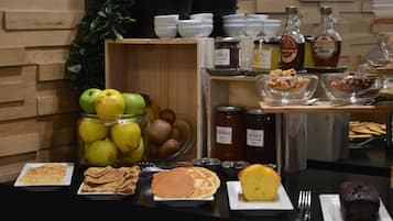 อาหารเช้าแบบบุฟเฟ่ต์ทุกวัน (EUR 15 ต่อคน)