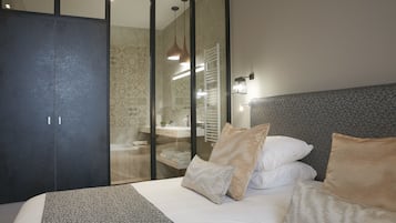 Kostenlose Toilettenartikel, Haartrockner, Handtücher