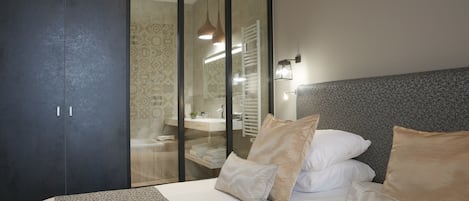 Gratis toiletartikelen, een haardroger, handdoeken