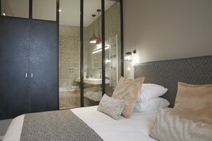 Artículos de tocador gratuitos, secador de pelo, toallas