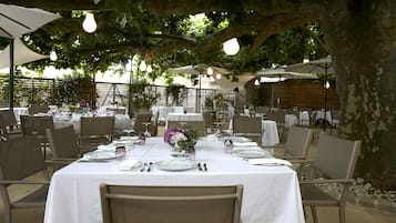 Déjeuner et dîner servis sur place, restauration en plein air 