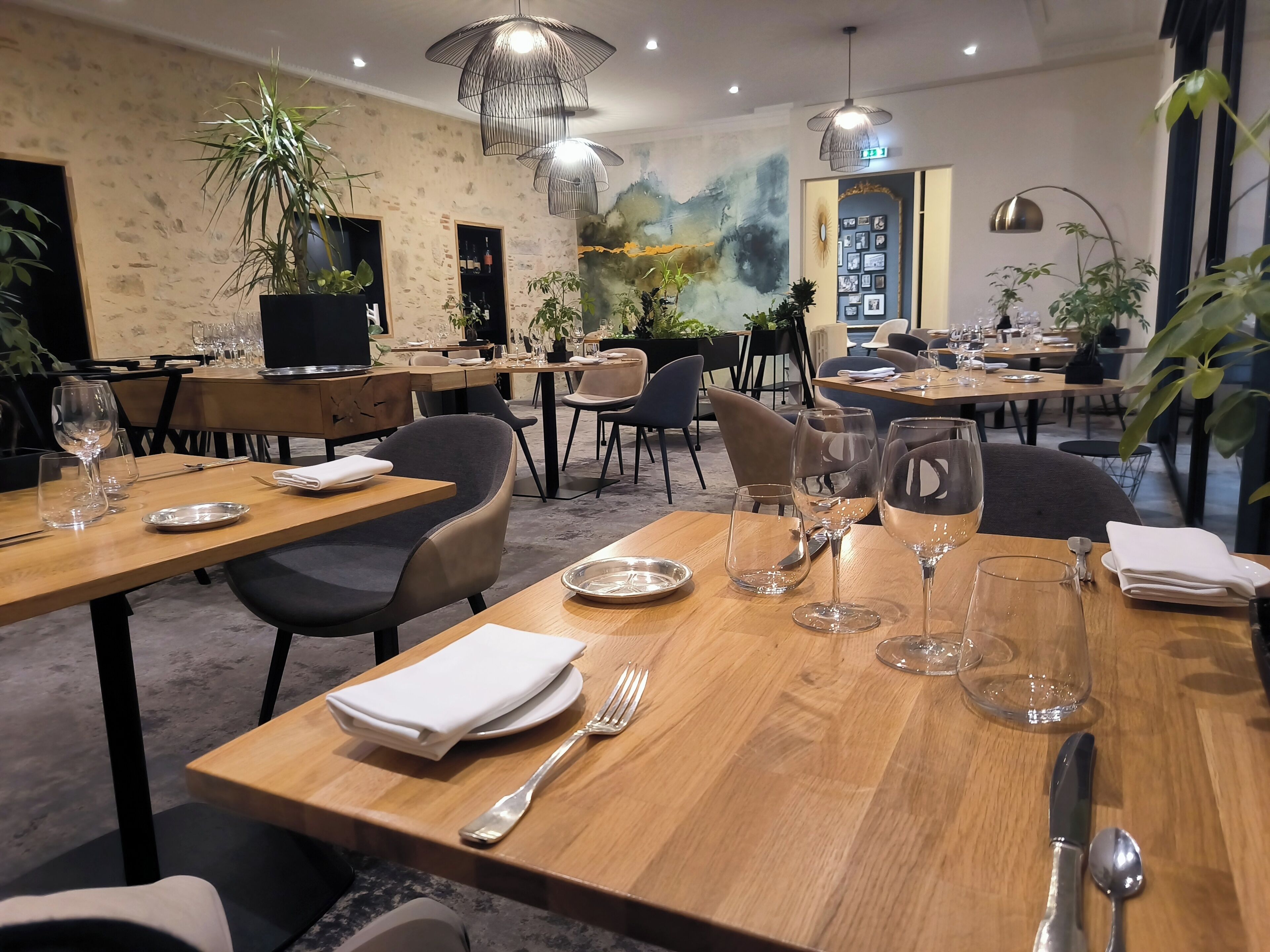 Serveert lunch, diner, Franse gerechten, openlucht dineren 