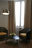 Blackout drapes, free WiFi, bed sheets
