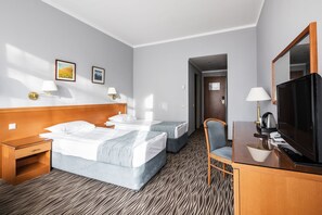 Standard Room, 2 Katil Bujang (Single) | Bar mini, peti besi dalam bilik, meja, kalis bunyi