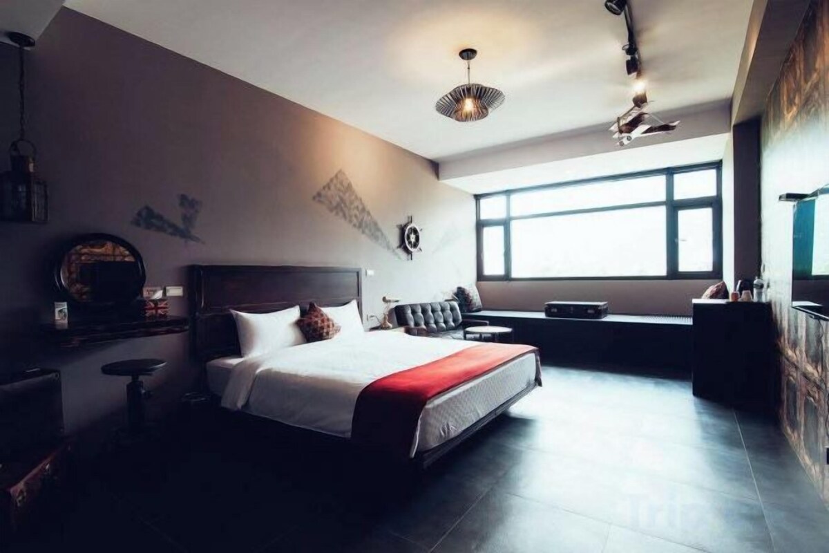 Premium bedding, desk, blackout drapes, soundproofing