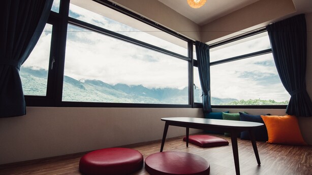 A room with large windows, a table, and red seating. - Zai Yan-Yan B&B (Ji'an)
