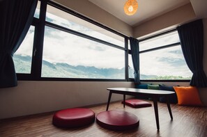 北歐四人房 | 高档床上用品、特色装修、特色家居、办公桌